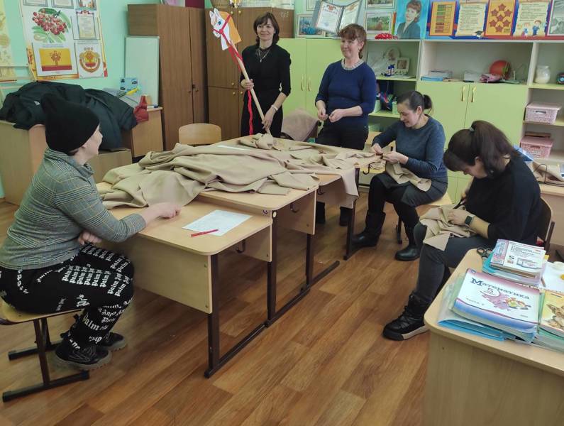Подготовка костюмов к новой сценке родителями и детьми