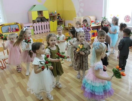 Маму поздравляют малыши