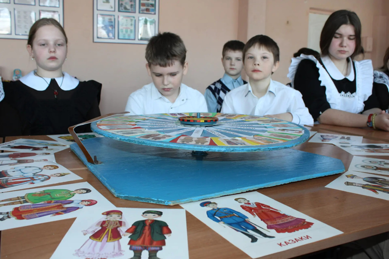 В Кувакинской школе стартовал Год единства народов России: игра-вертушка и викторина объединили учеников