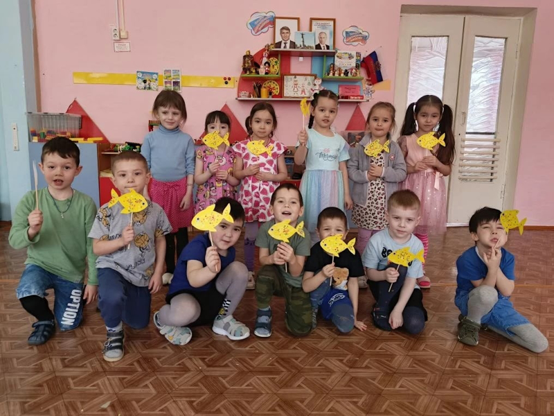 Рыбки из разноцветной конфетти