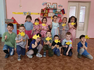 Рыбки из разноцветной конфетти