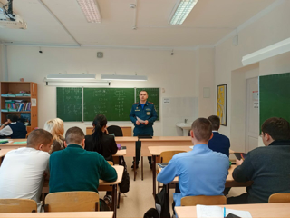 Состоялась встреча учащихся 11 классов с начальником отделения надзорной деятельности и профилактической работы по Красночетайскому муниципальному округу Управления надзорной деятельности и профилактической работы Главного управления МЧС России по Чувашской Республике