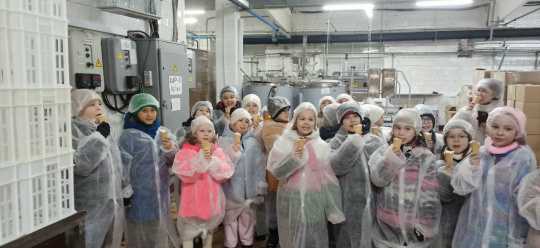 Сегодня, 13 марта 2026 года, учащиеся 2г класса вместе с классным руководителем Васильевой К. С. отправились в увлекательное путешествие на производство мороженого "Волга Айс"