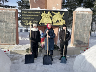 Снежный десант: школьники и взрослые привели в порядок памятники накануне Дня защитника Отечества