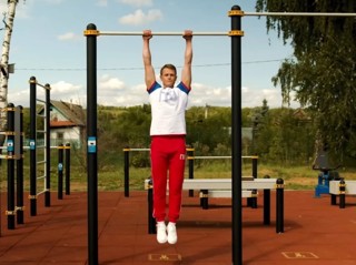 Подтягивание из виса на высокой перекладине.