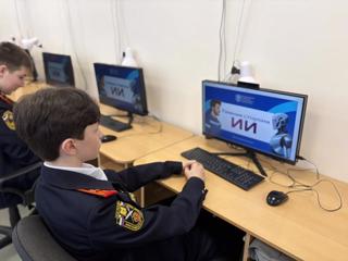 В 8-10 КЛАССАХ ПРОШЛИ УРОКИ ФИНАНСОВОЙ БЕЗОПАСНОСТИ НА ТЕМУ «ТЕМНАЯ СТОРОНА ИИ»📱  👩🏽‍💻  🧑🏻‍💻