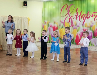 В средней группе "Почемучки" для детей с ТНР прошел утренник, посвященный Международному женскому дню 8 Марта.