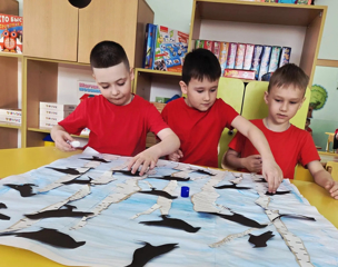 Воспитанники группы «Ягодка» выполнили творческую коллективную работу под названием «Грачи прилетели!»