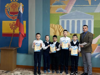 Утро понедельника 16 марта 2026 г. в МБОУ «Орининская СОШ» традиционно началось с общешкольной линейки, церемонии выноса флага и исполнения гимна РФ. На общешкольной линейке были отмечены ребята, которые показали свои достижения в учебе, творчестве и спорте.