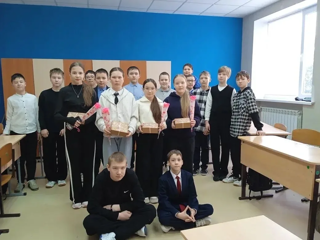 Шестиклассники МБОУ «Орининская СОШ» сегодня торжественно поздравили своих одноклассниц с прошедшим Международным женским днём!