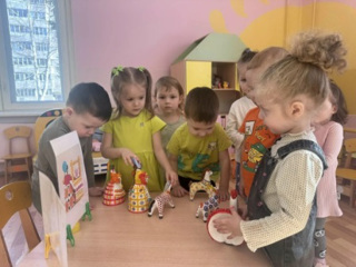 Нарядные дымковские игрушки