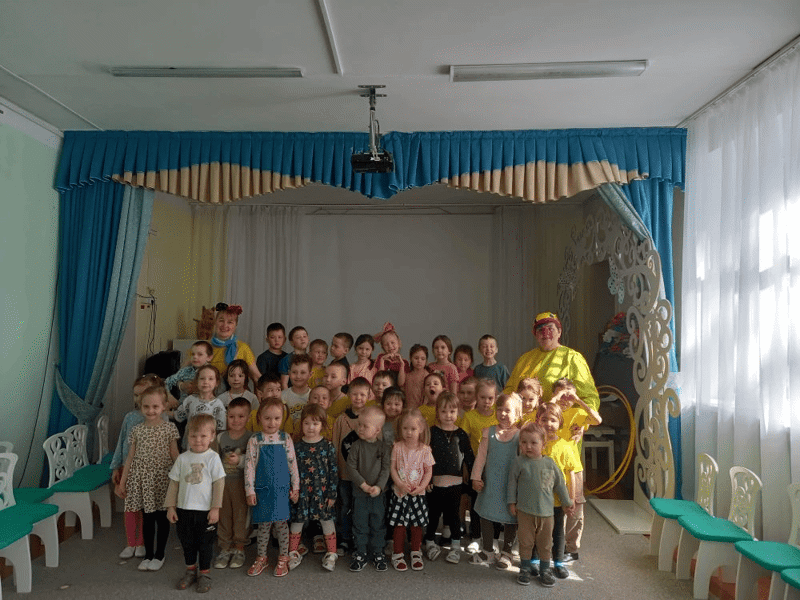 Гости клоун Клёпка и его очаровательная помощница Веснушка