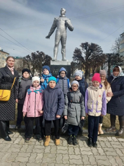 Любознательные третьеклассники: прогулка к памятникам космонавтам!