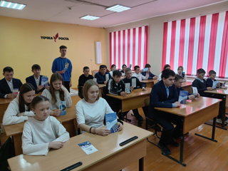 В рамках недели профориентации в нашей школе состоялась встреча со студентом Чувашского государственного университета имени И.Н. Ульянова Дмитрием Дмитриевым