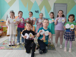 Пасхальные яйца дошкольников покрашены и ждут разрешения к полёту