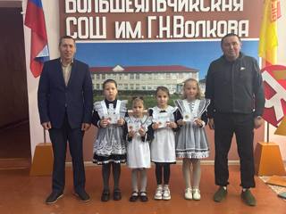 Первоклассники Большеяльчикской СОШ им. Г. Н. Волкова получили свои знаки ГТО!