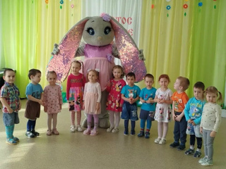 В младшей группе "Улыбка" было проведено игровое занятие "Зайка в гостях у ребят".