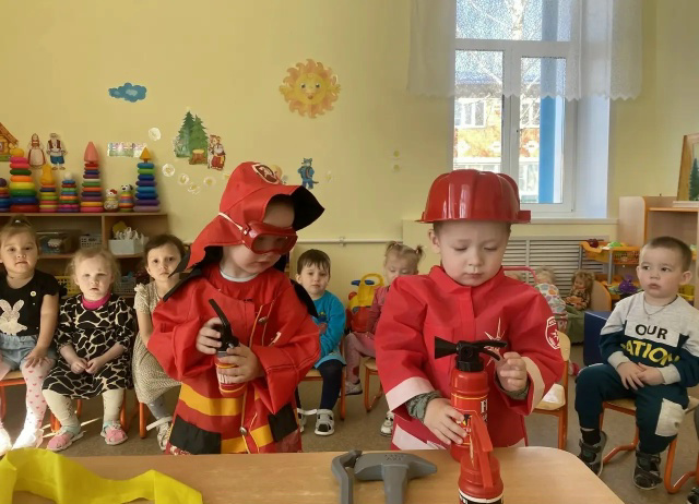 «Пожарный — герой, он с огнём вступает в бой»