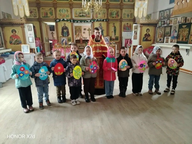 Воспитанники подготовительной группы "Сказка" с родителями и педагогами посетили храма Архангела Михаила в пос. Урмары.