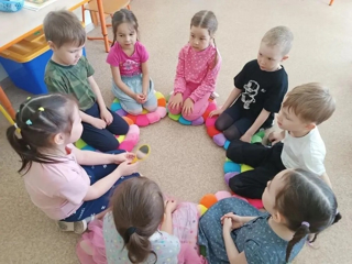 Воспитанники старшей группы «Ромашка» приняли участие в увлекательных играх