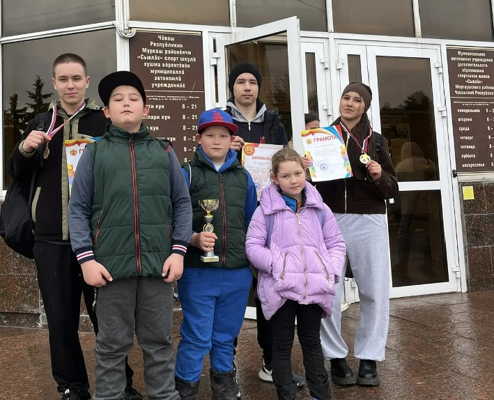 Успешное выступление команды школы на соревнованиях по плаванию среди школьников и трудящихся