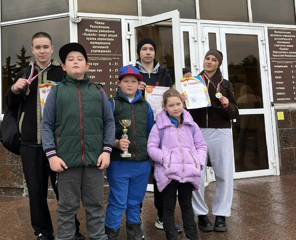 Успешное выступление команды школы на соревнованиях по плаванию среди школьников и трудящихся