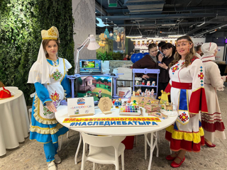 В агромаркете  «Пехет» сегодня витает особая Батыревская атмосфера! Педагоги нашего детского сада Ежова Е. В. и Янтыкова Л. Р. представили мультстудию «Затейники»