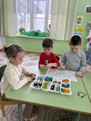 Сегодня в средней группе дети познакомились с ЛЕГО-конструированием.