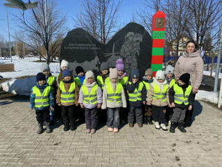 Экскурсия воспитанников средних групп в «Парк отдыха» к памятнику «Вертолет Ми-2», установленный 13 июня 2021 года в честь ветеранов пограничных войск.