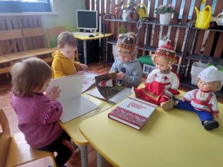 Куклы в чувашских национальных костюмах