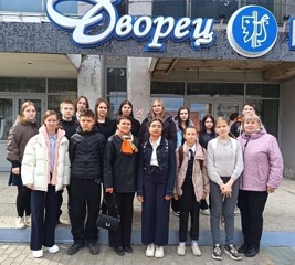 Посещение  спектакля «А зори здесь тихие»