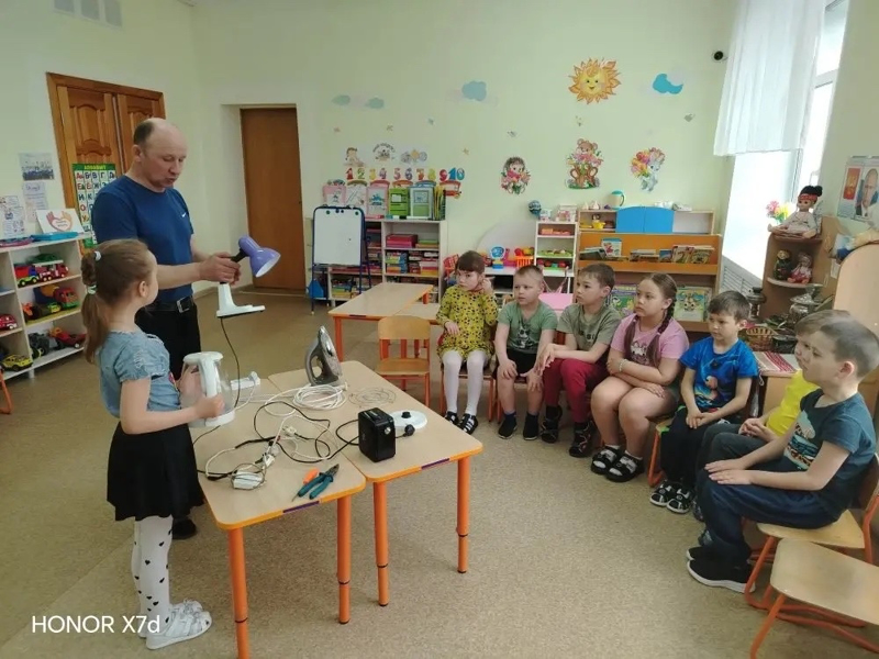 Познавательная беседа «Осторожно, электричество!»
