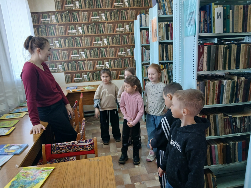 Путешествие в мир книг: воспитанники дошкольной группы "Илемпи" отметили Всемирный день книги в сельской библиотеке