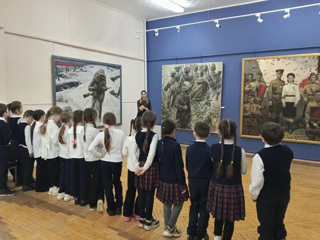 Учащиеся 2Б посетили выставку "Ангелы в белых халатах"