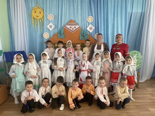 Ача садӗнче Акатуй: Ӗҫпе савӑнӑҫ уявӗ!