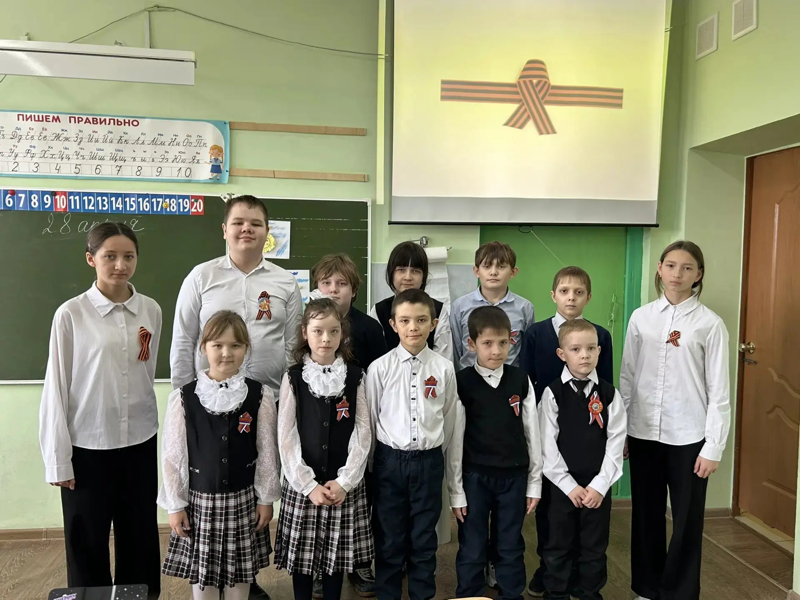Торжественное вручение георгиевских ленточек первоклассникам