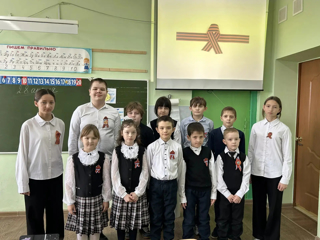 Торжественное вручение георгиевских ленточек первоклассникам