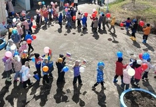 Воспитанники и сотрудники детского сада № 40 "Радость" поддержали Первомайскую акцию "Солидарность трудящихся России - единство страны"