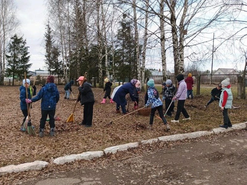Еметкинская СОШ присоединилась к "Дню Эколят":  чистота и порядок в руках юных помощников!