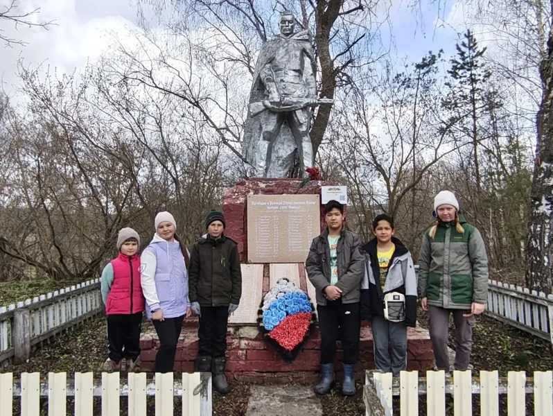 С любовью к малой Родине: Кувакинские школьники и педагоги привели в порядок школу и памятники героям