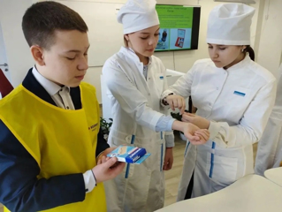 Юные медики осваивают первую помощь