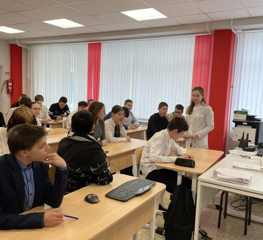 В Урмарской школе прошла профилактическая встреча с подростковыми наркологами.