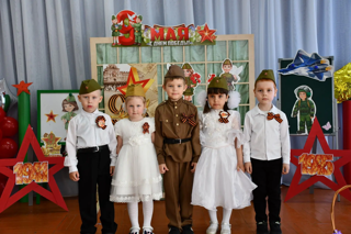 🕊 «Память в сердцах поколений»: утренник ко Дню Победы в дошкольной группе Ахматовской школы! 🇷🇺