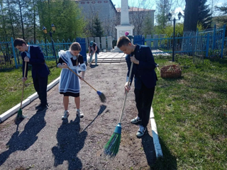 Весенний субботник у монумента Славы