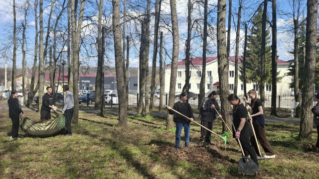 Школьники привели в порядок парк 40-летия Победы!