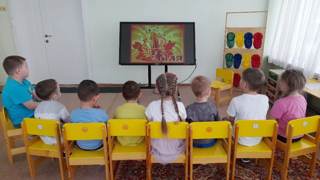 Воспитанники группы "Солнышко" встречают День Победы
