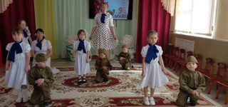 Педагоги и воспитанники МБДОУ активно  поддержали акцию "Синий платочек" исполнив трогательный танец