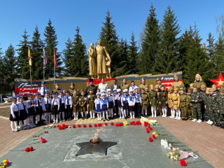 Юные патриоты у Вечного огня: марш памяти!