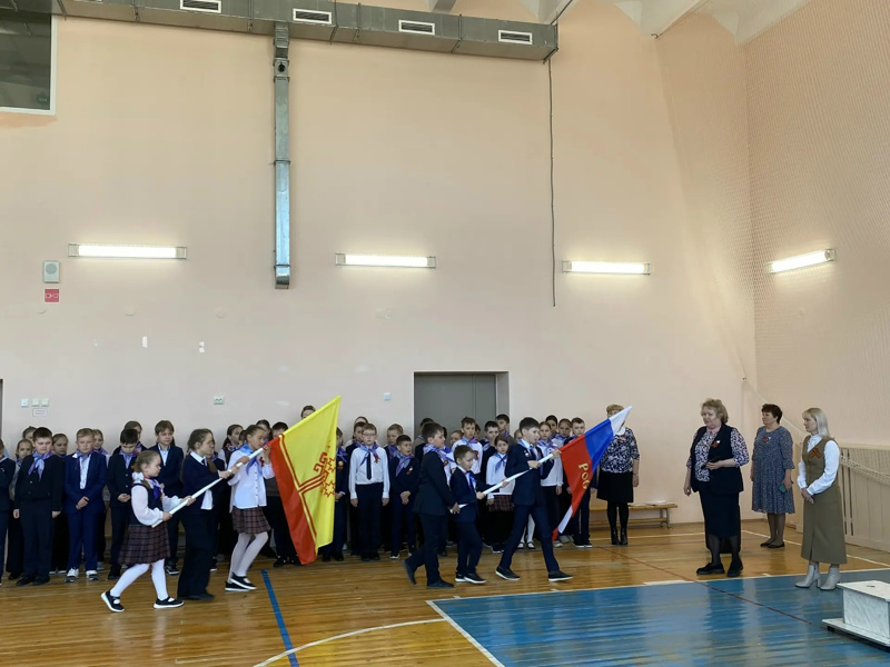 Новая неделя началась с торжественной линейки