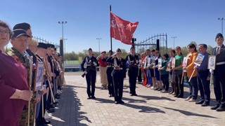 Знамя Победы — символ мужества и памяти: торжественная передача в Яльчикской школе имени Героя России Н.А.Петрова